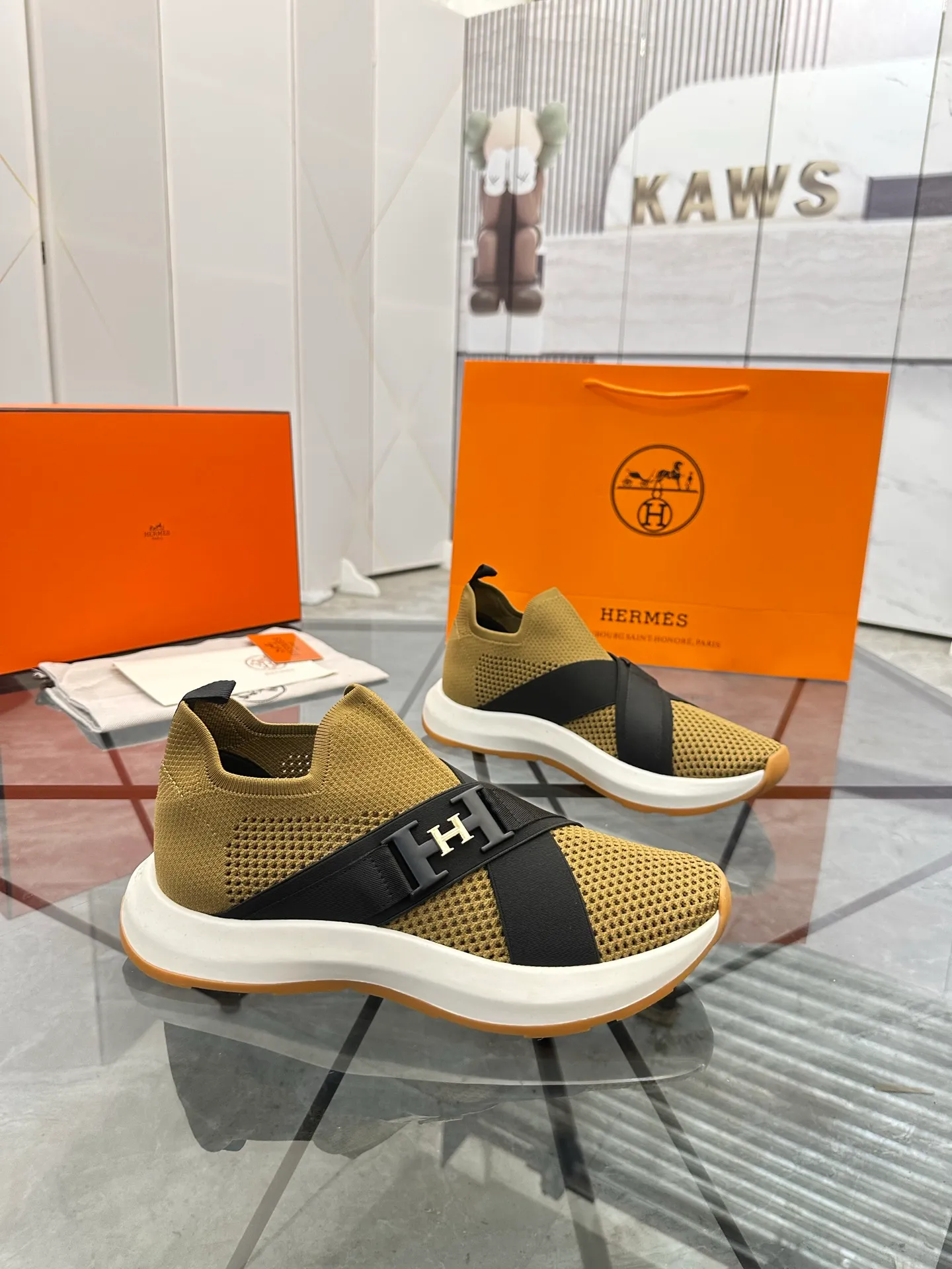 Men's shoes: 💰P620¥ High-end top quality Product trademark: Hermes *"Hermès*" low-top casual shoes Regular size: 38-45 (can be customized to 46) Product materials: Upper imported from the counter original fly weave, breathable lining, cowhide foot pads, original outsole. No.: 001